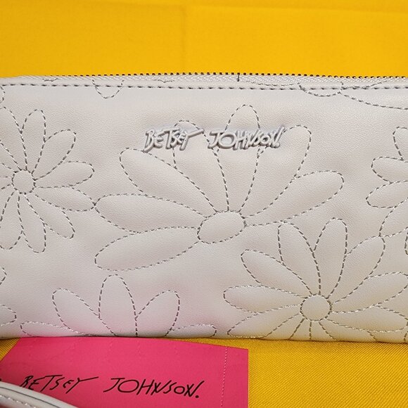 Betsey Johnson Blue Quilted Daisy Flower Spring Wallet Wristlet Zip Around NEW - Picture 2 of 12